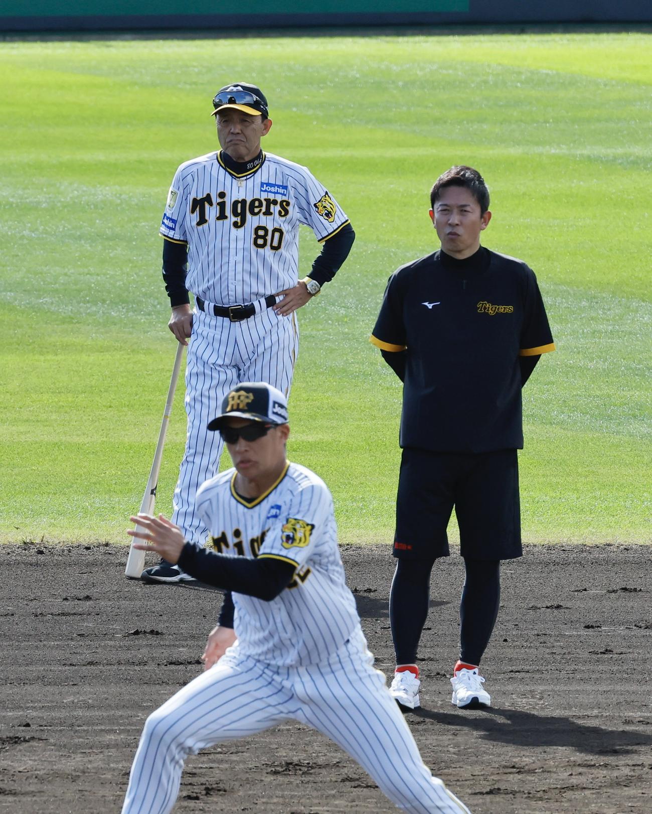 阪神春季キャンプ　赤星臨時コーチ（右）の指導を受けての走塁練習を見つめる岡田監督（左）（撮影・藤尾明華）
