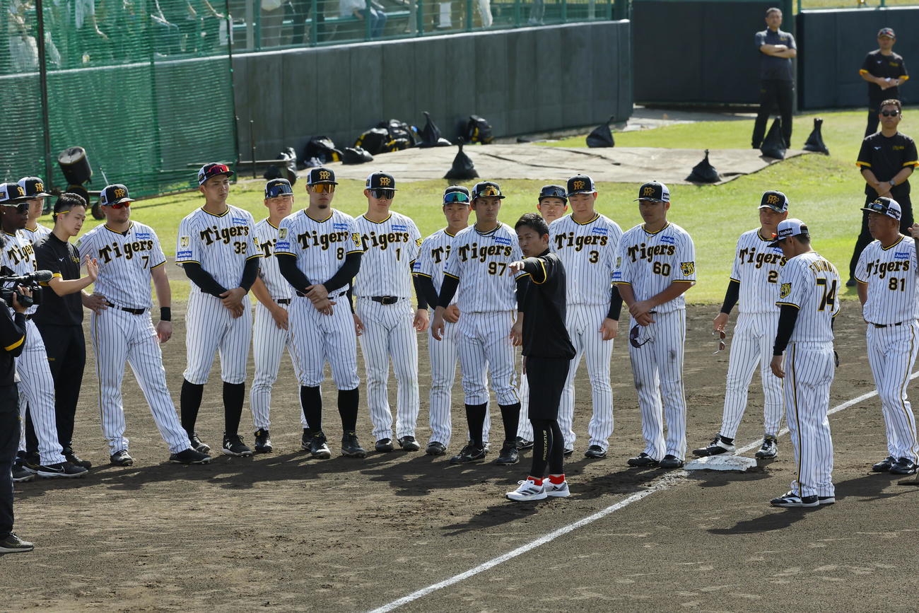 阪神春季キャンプ　赤星憲広臨時コーチの走塁指導を受ける阪神ナイン（撮影・藤尾明華）