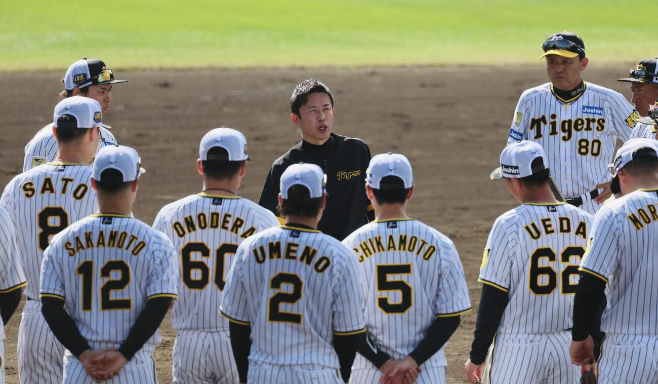 走塁練習を終えナインに話す赤星臨時コーチ。右は岡田監督