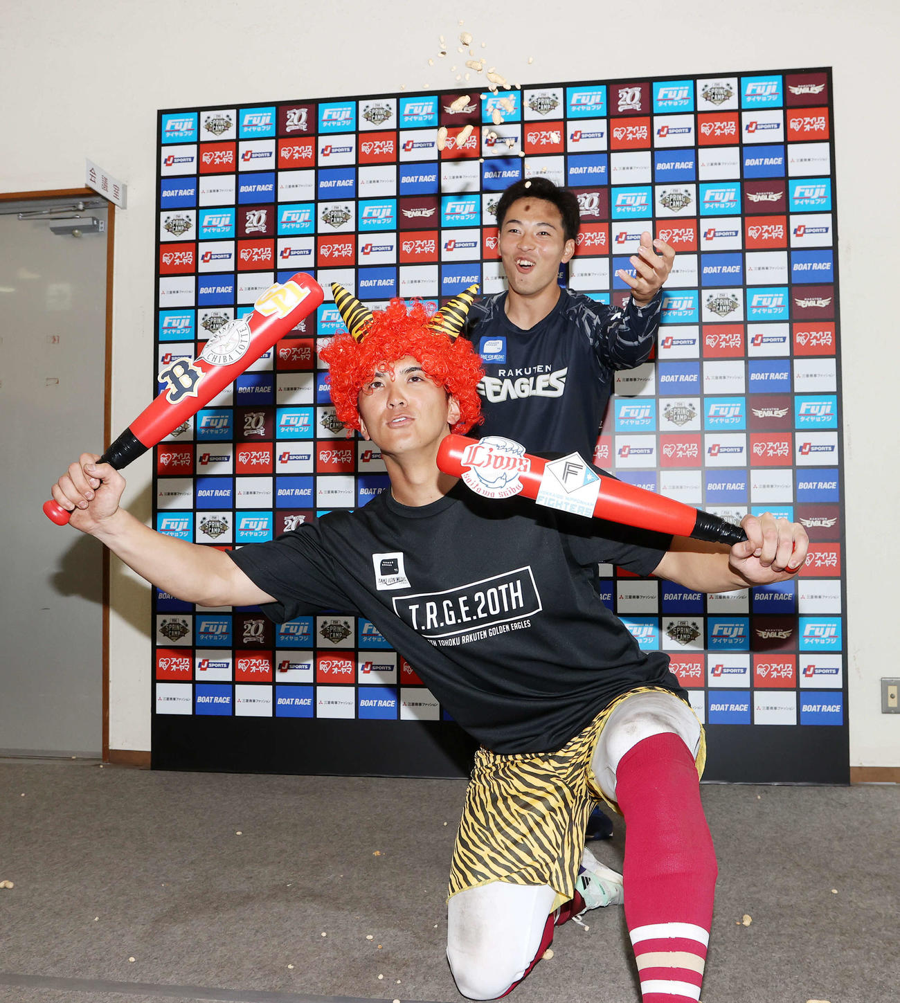 豆まきする楽天桜井（後方）と鬼役の山田（撮影・鈴木正人）