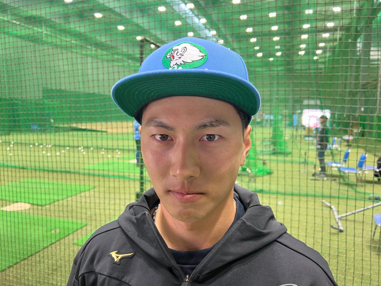 黄金時代と同じ色のキャップをかぶる西武長谷川（撮影・金子真仁）