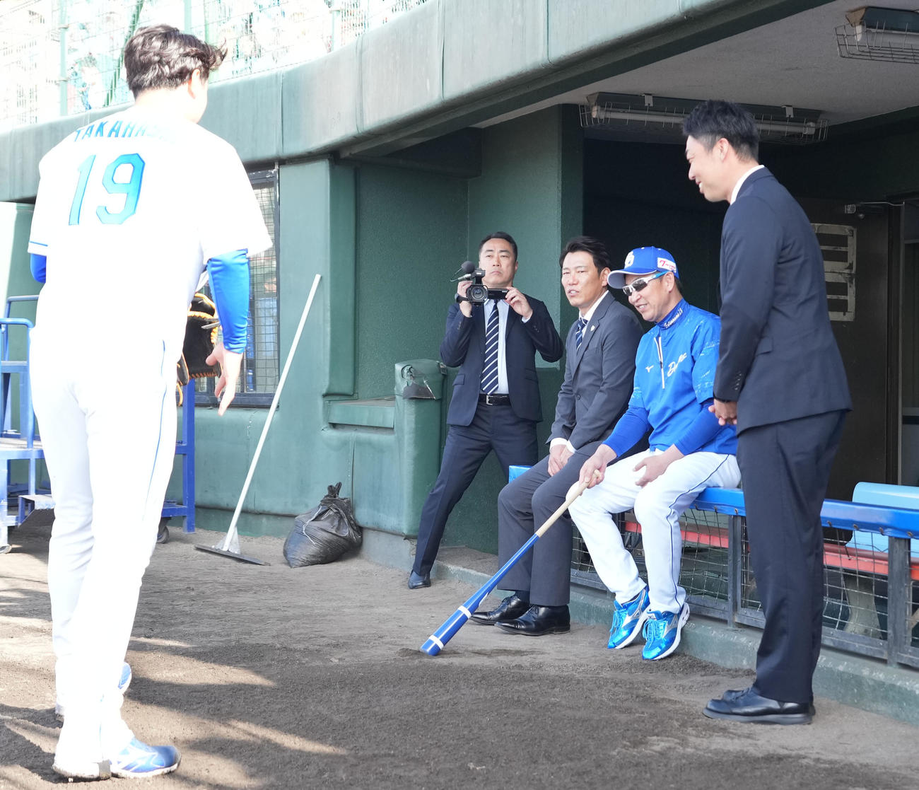 高橋宏とあいさつを交わす侍ジャパン・井端監督（中央）（撮影・森本幸一）