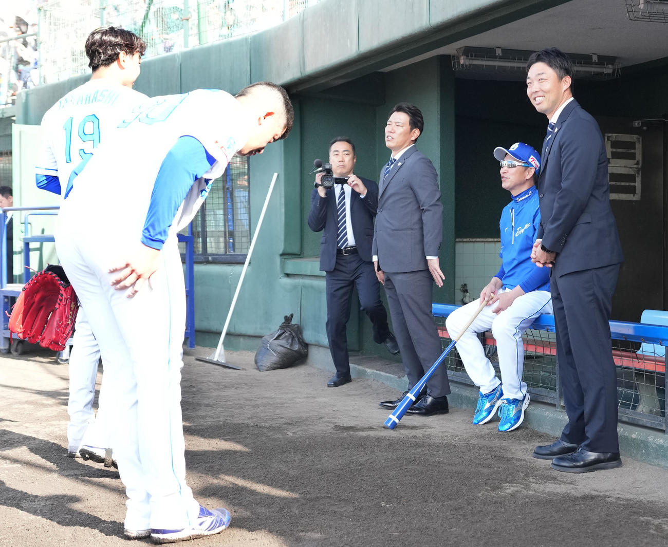 高橋宏、松山らとあいさつを交わす侍ジャパン・井端監督（左から4人目）（撮影・森本幸一）