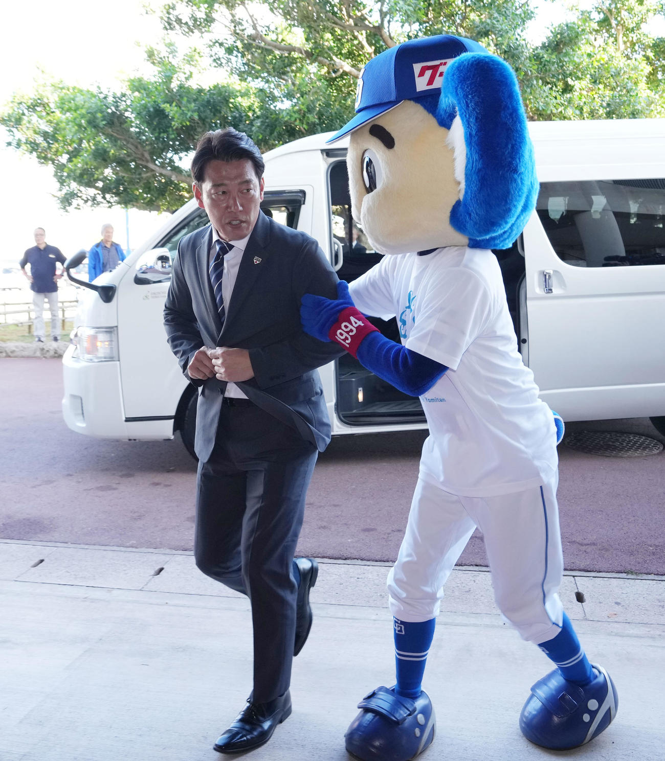 到着した侍ジャパン・井端監督を出迎えるドアラ（右）（撮影・森本幸一）