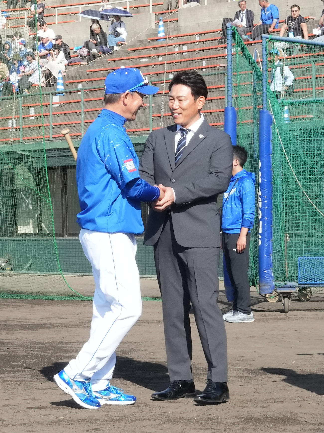 立浪監督と握手を交わす侍ジャパン井端監督（右）（撮影・森本幸一）