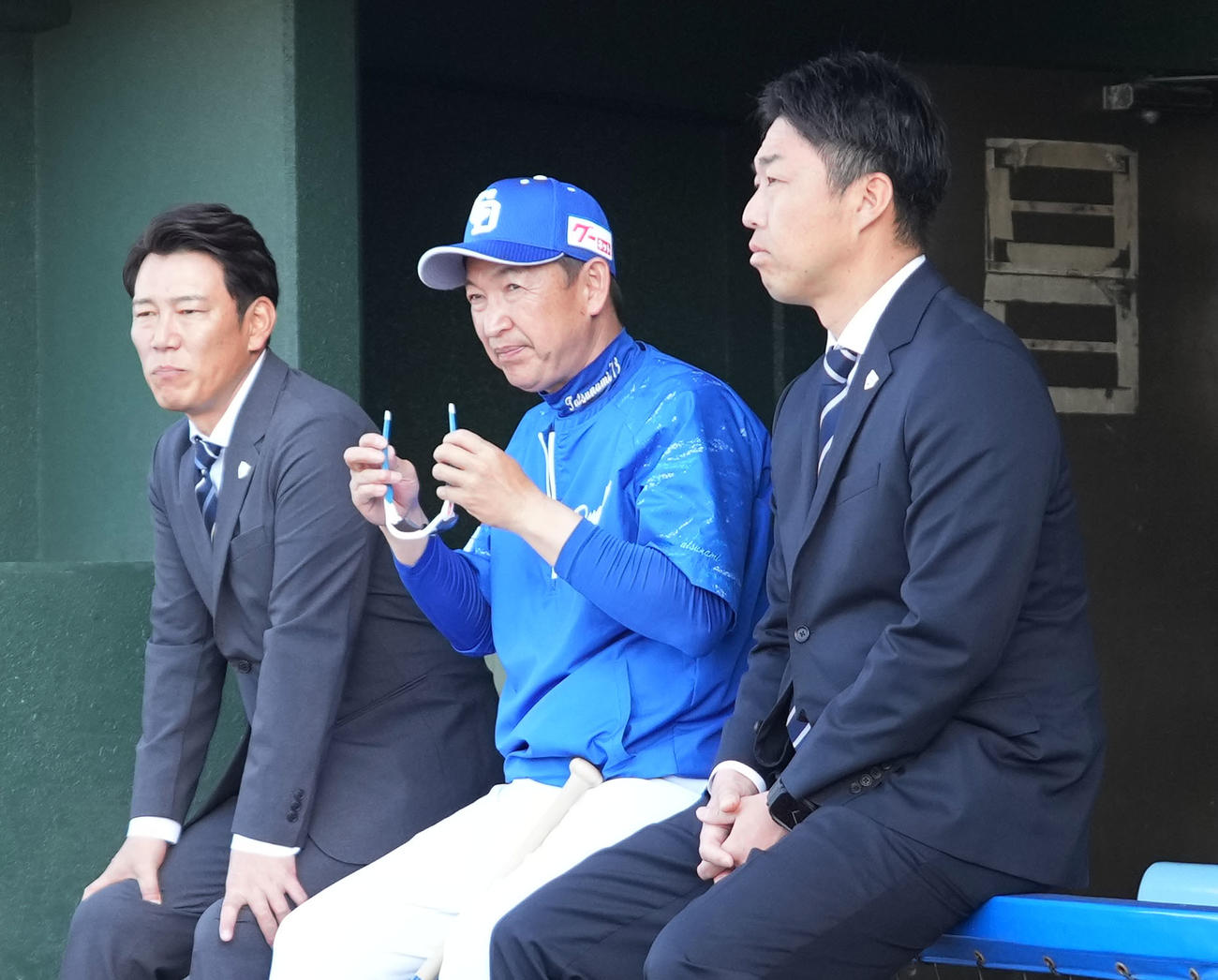言葉を交わす、左から侍ジャパン井端監督、中日立浪監督、侍ジャパン吉見投手コーチ（撮影・森本幸一）