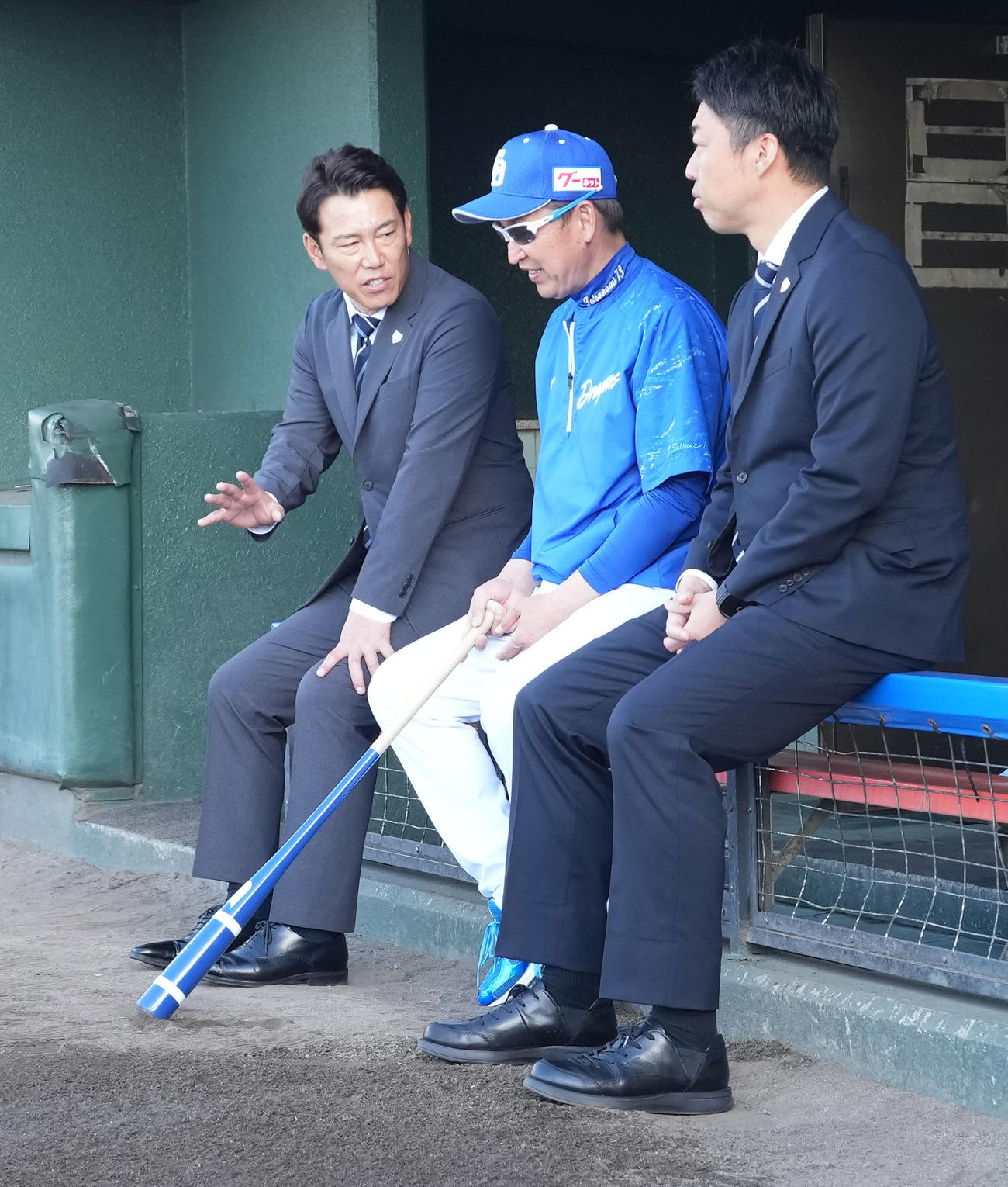 言葉を交わす（左から）侍ジャパン・井端監督、中日・立浪監督、侍ジャパン・吉見投手コーチ（撮影・森本幸一）