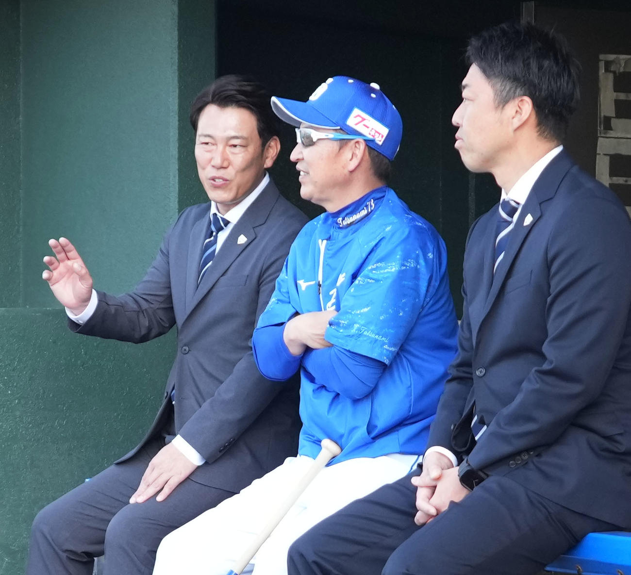 言葉を交わす（左から）侍ジャパン・井端監督、中日・立浪監督、侍ジャパン・吉見投手コーチ（撮影・森本幸一）
