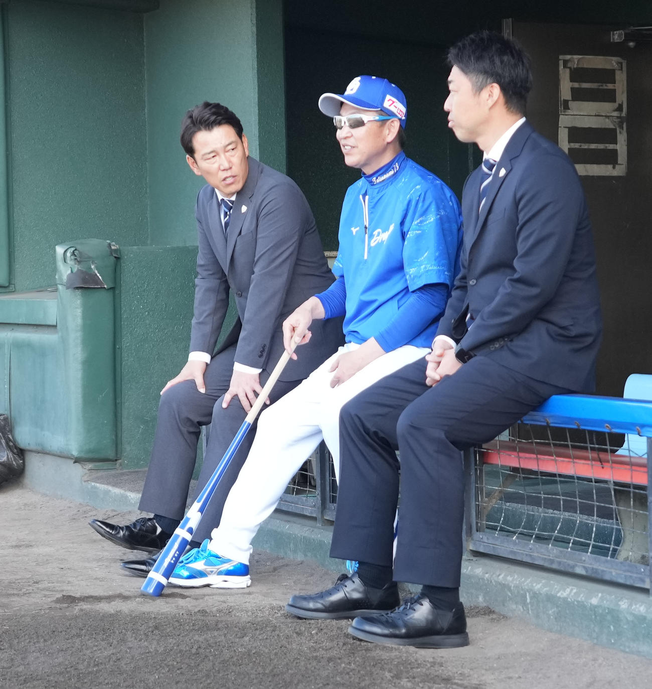 言葉を交わす（左から）侍ジャパン・井端監督、中日・立浪監督、侍ジャパン・吉見投手コーチ（撮影・森本幸一）