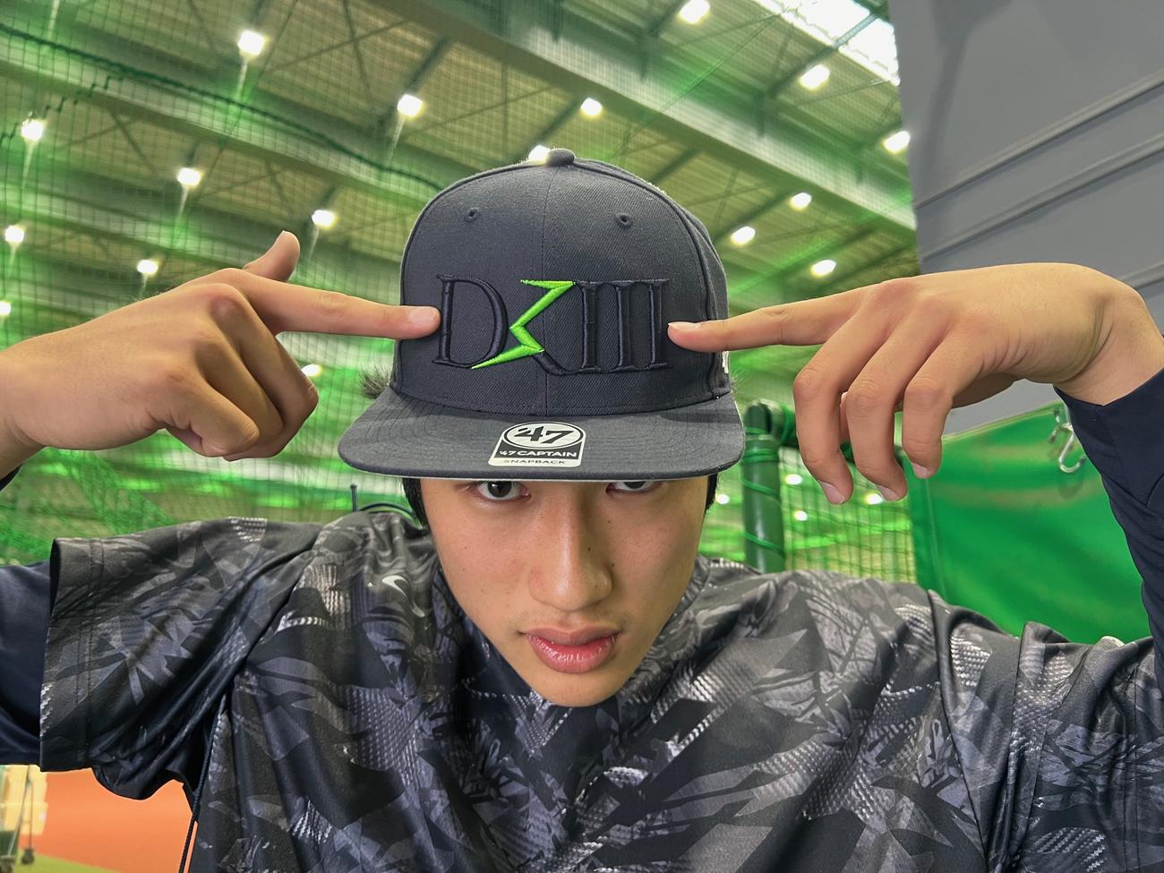 高橋光成投手がたちあげたブランド「DK3」のキャップをかぶる西武羽田（撮影・金子真仁）