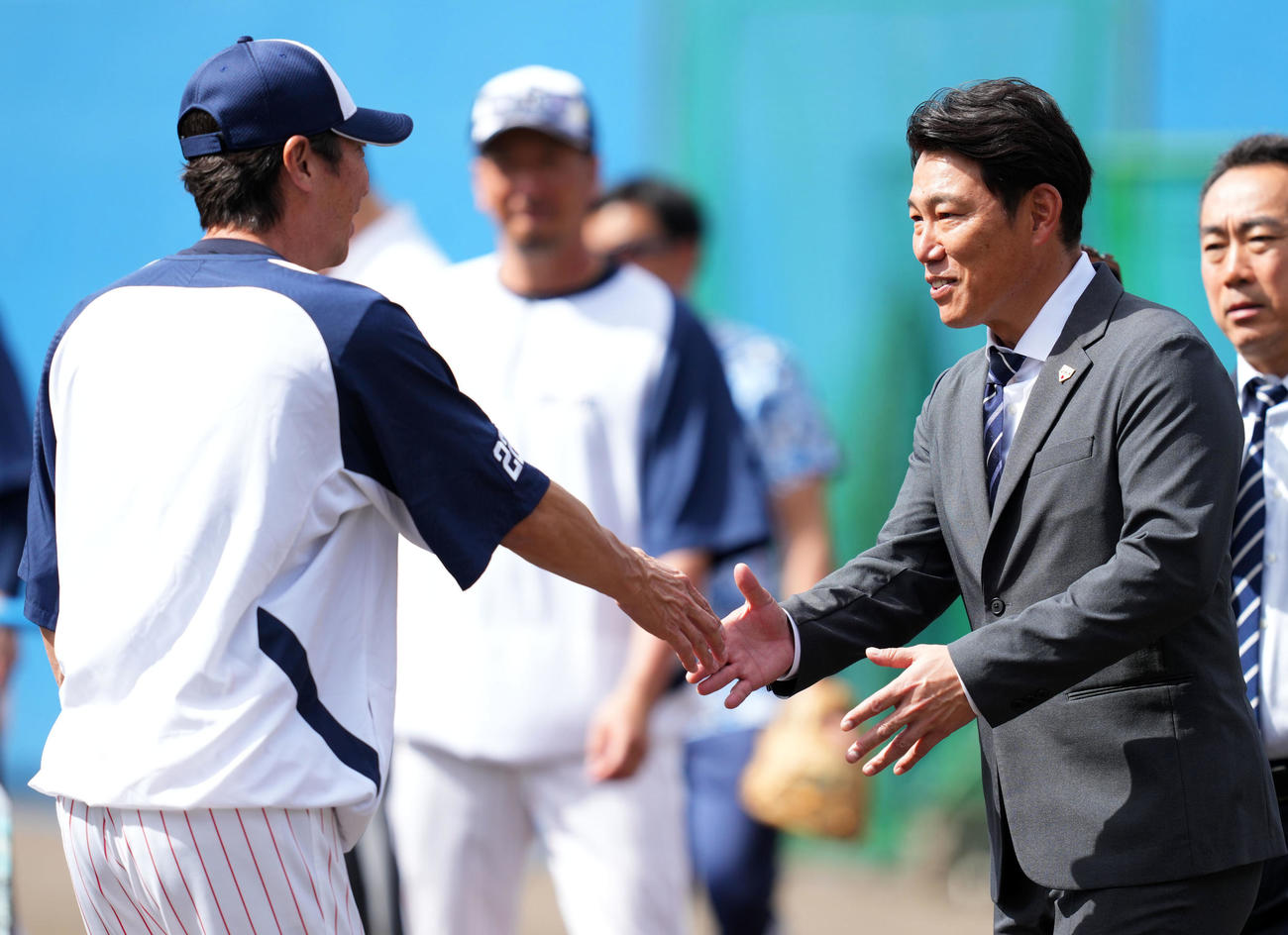 握手を交わすヤクルト高津監督（左）と侍ジャパン井端監督（撮影・横山健太）