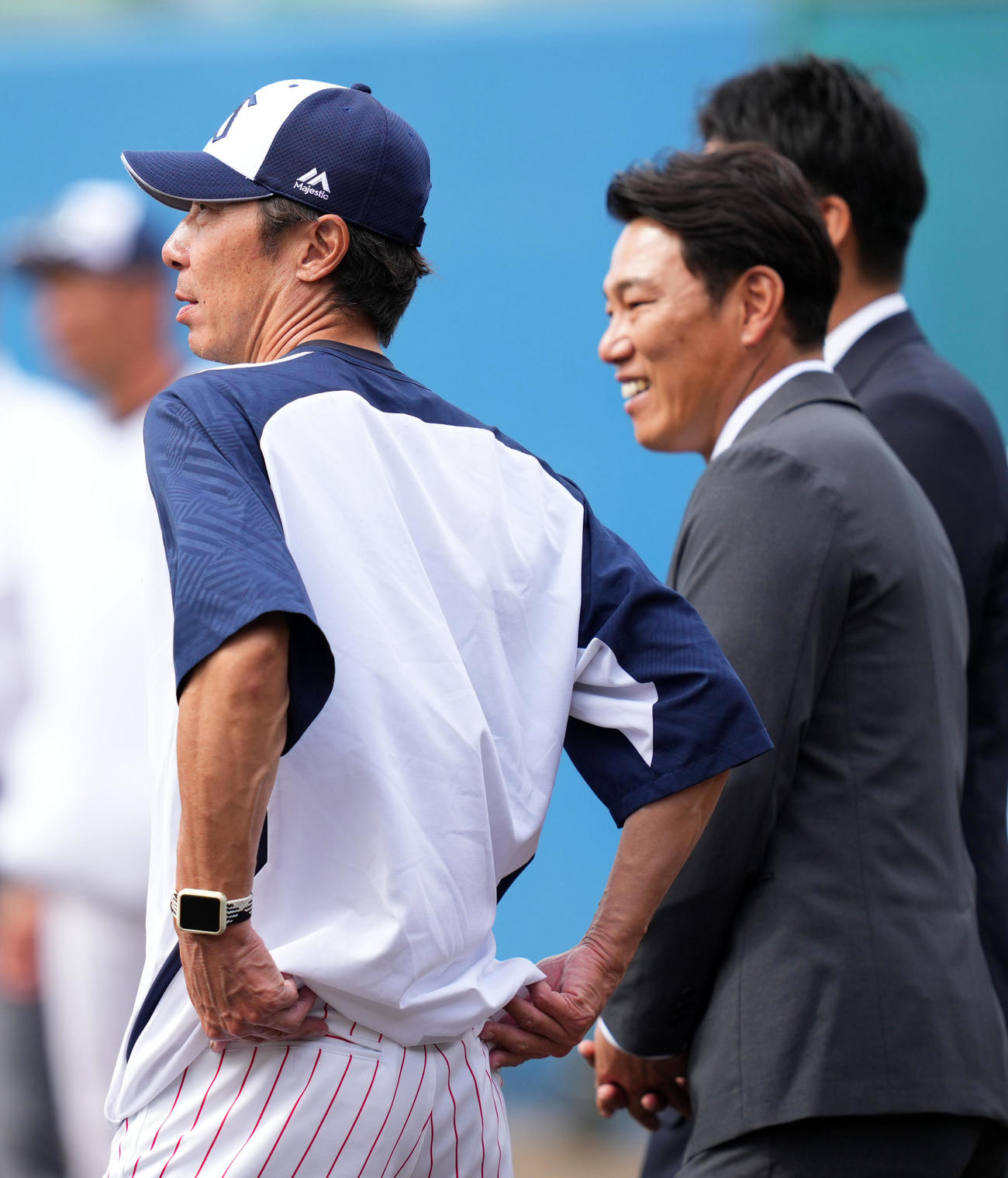 言葉を交わすヤクルト高津監督（左）と侍ジャパン井端監督（撮影・横山健太）