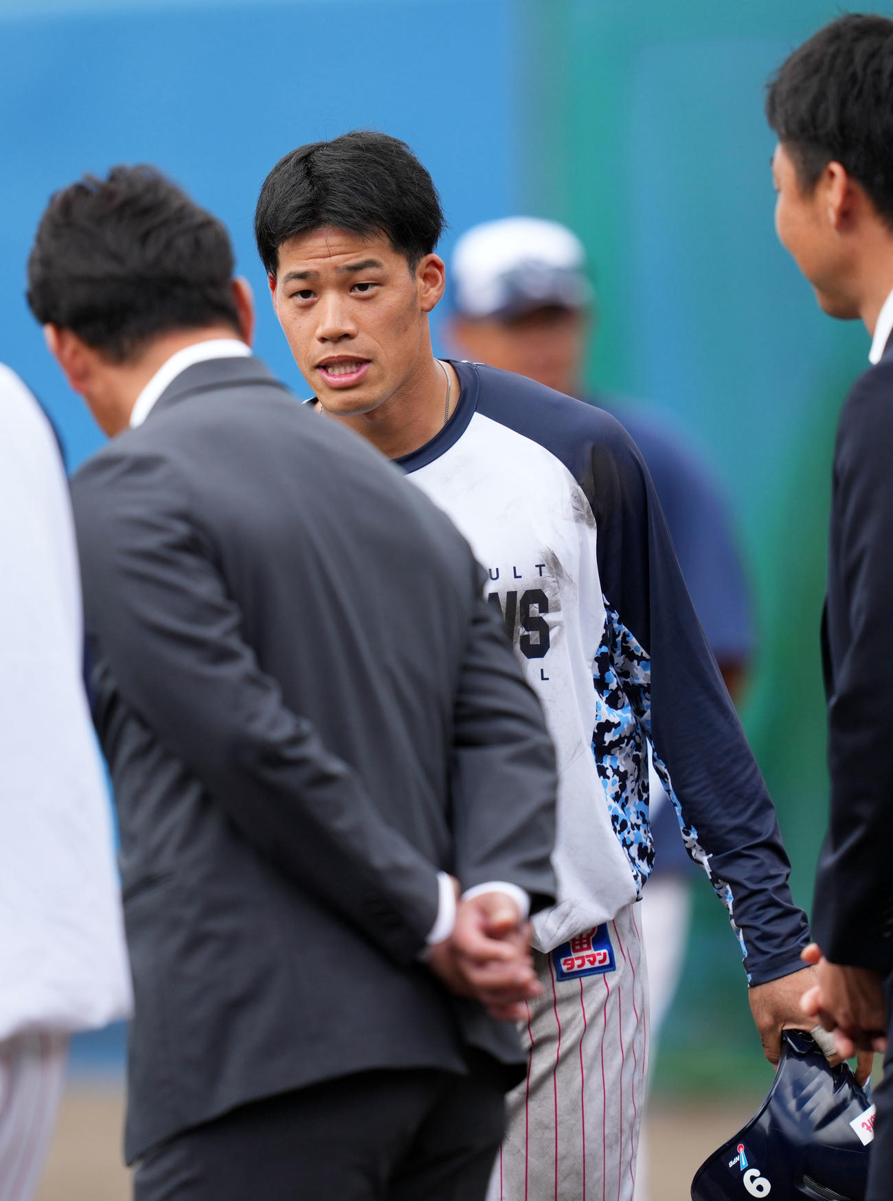 視察に訪れた侍ジャパン井端監督（左）にあいさつするヤクルト塩見（撮影・横山健太）