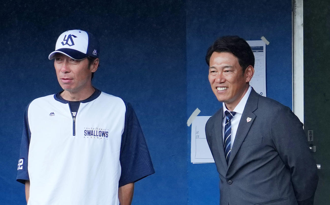 言葉を交わすヤクルト高津監督（左）と侍ジャパン井端監督（撮影・横山健太）