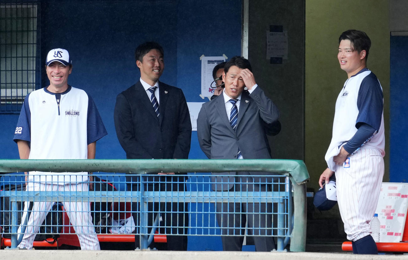 言葉を交わす、左からヤクルト高津監督、侍ジャパン吉見コーチ、井端監督、ヤクルト村上（撮影・横山健太）