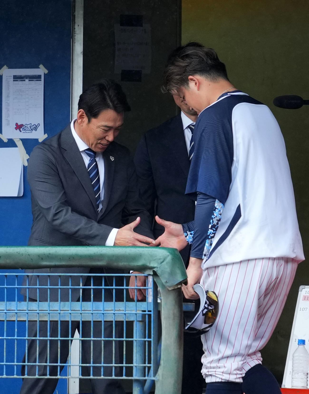 視察に訪れた侍ジャパン井端監督（左）と握手を交わすヤクルト村上（撮影・横山健太）