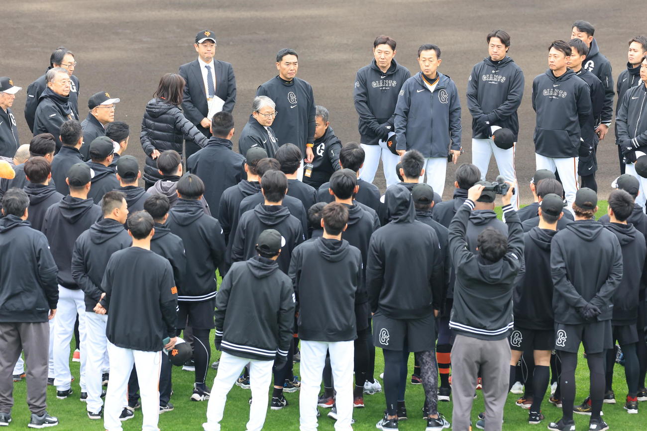 練習前円陣で巨人山口オーナー(中央)から激励される巨人の選手たち。奥は阿部監督(撮影・浅見桂子)
