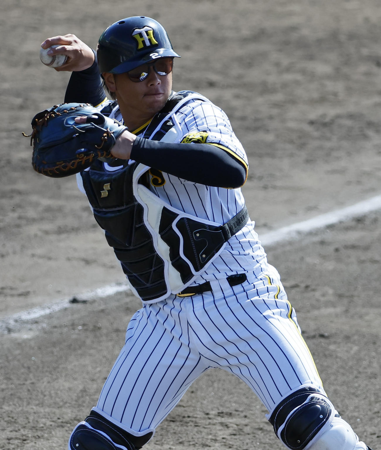 投内連携で送球する梅野（撮影・藤尾明華）
