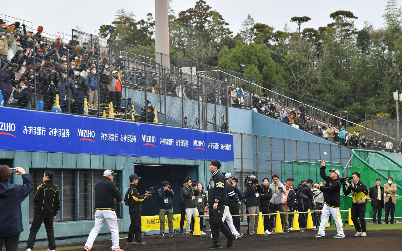 スタンドのソフトバンクファンにサインボールを投げ入れる山川（右から4人目）（撮影・岩下翔太）