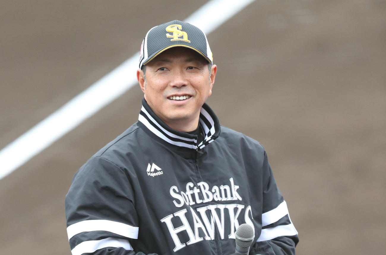 セレモニーでファンの声援に笑顔を見せる小久保監督（撮影・梅根麻紀）