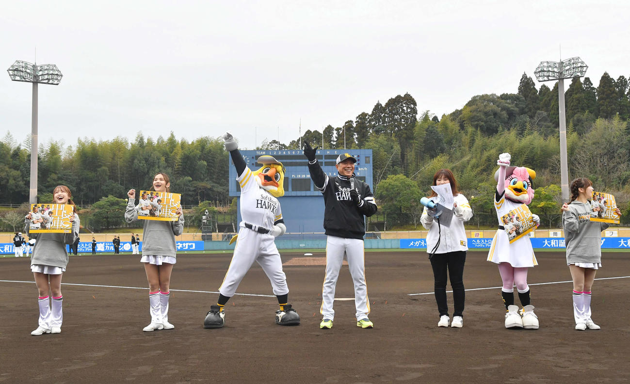 練習開始前に行われた「新生小久保ホークスを応援しよう！セレモニー」で、スタンドのファンとVIVAポーズをするソフトバンク小久保監督（撮影・岩下翔太）