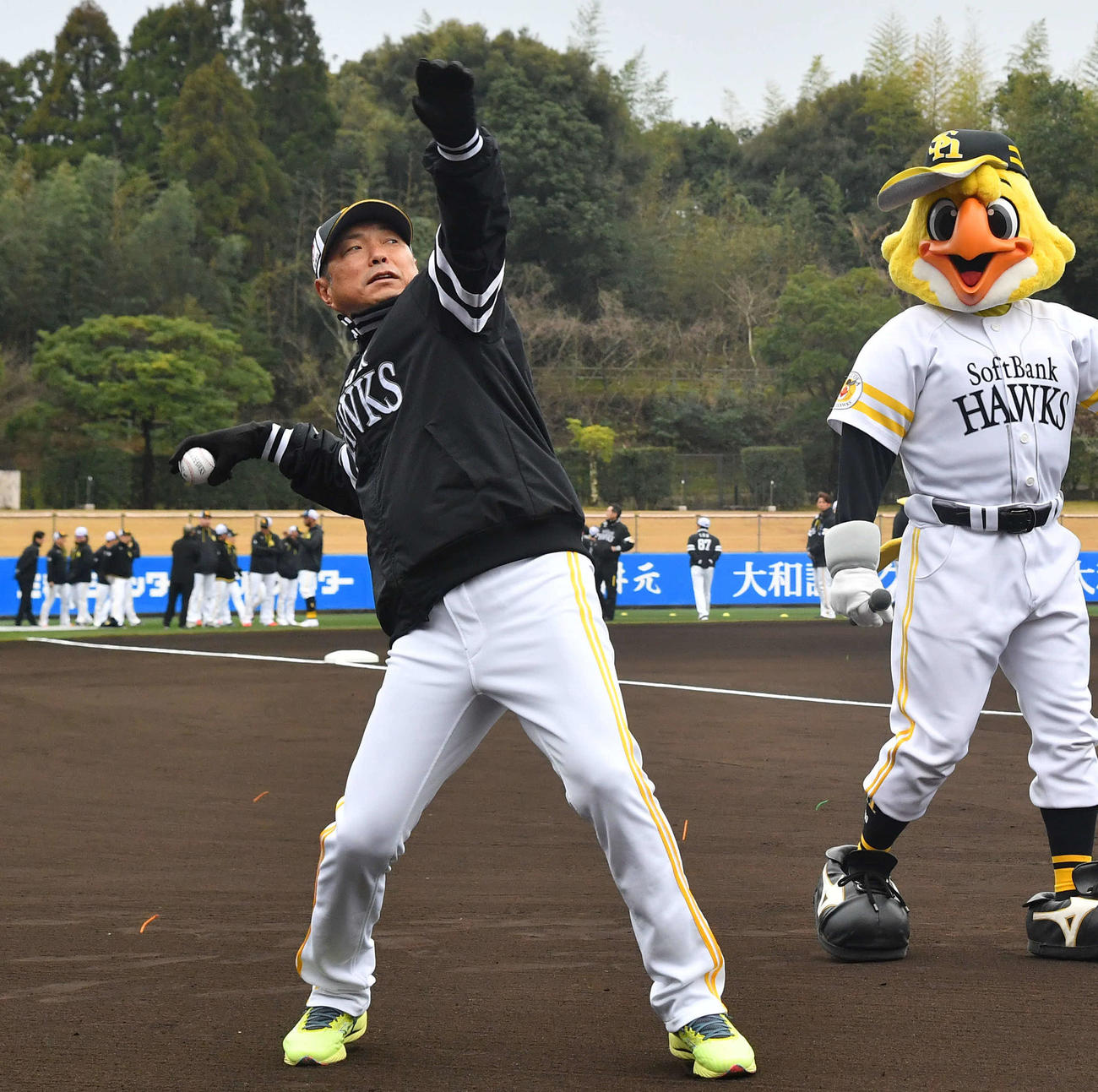 スタンドのソフトバンクファンにサインボールを投げ入れる小久保監督（撮影・岩下翔太）