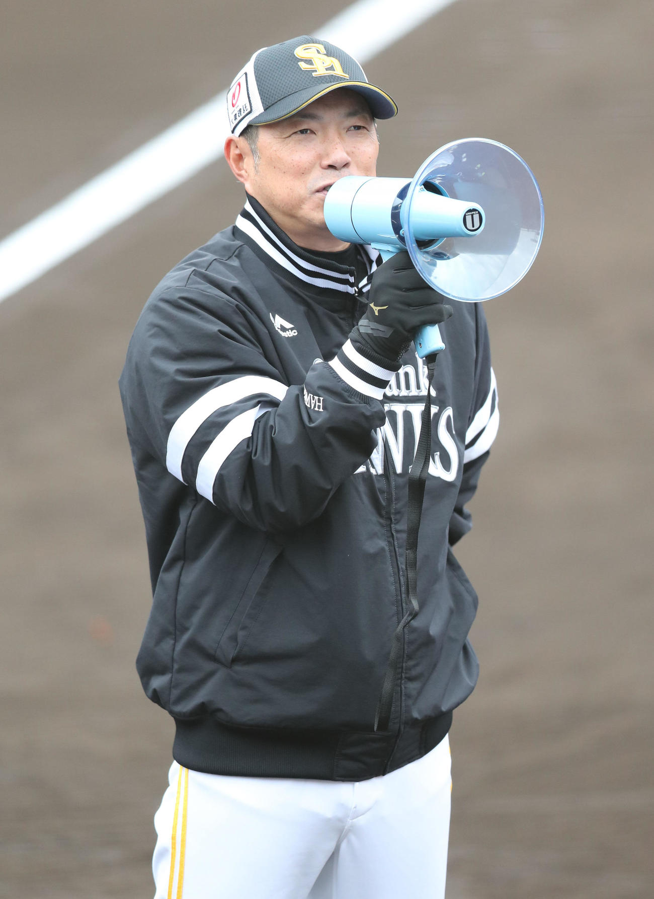セレモニーでファンの声援に笑顔を見せる小久保監督（撮影・梅根麻紀）