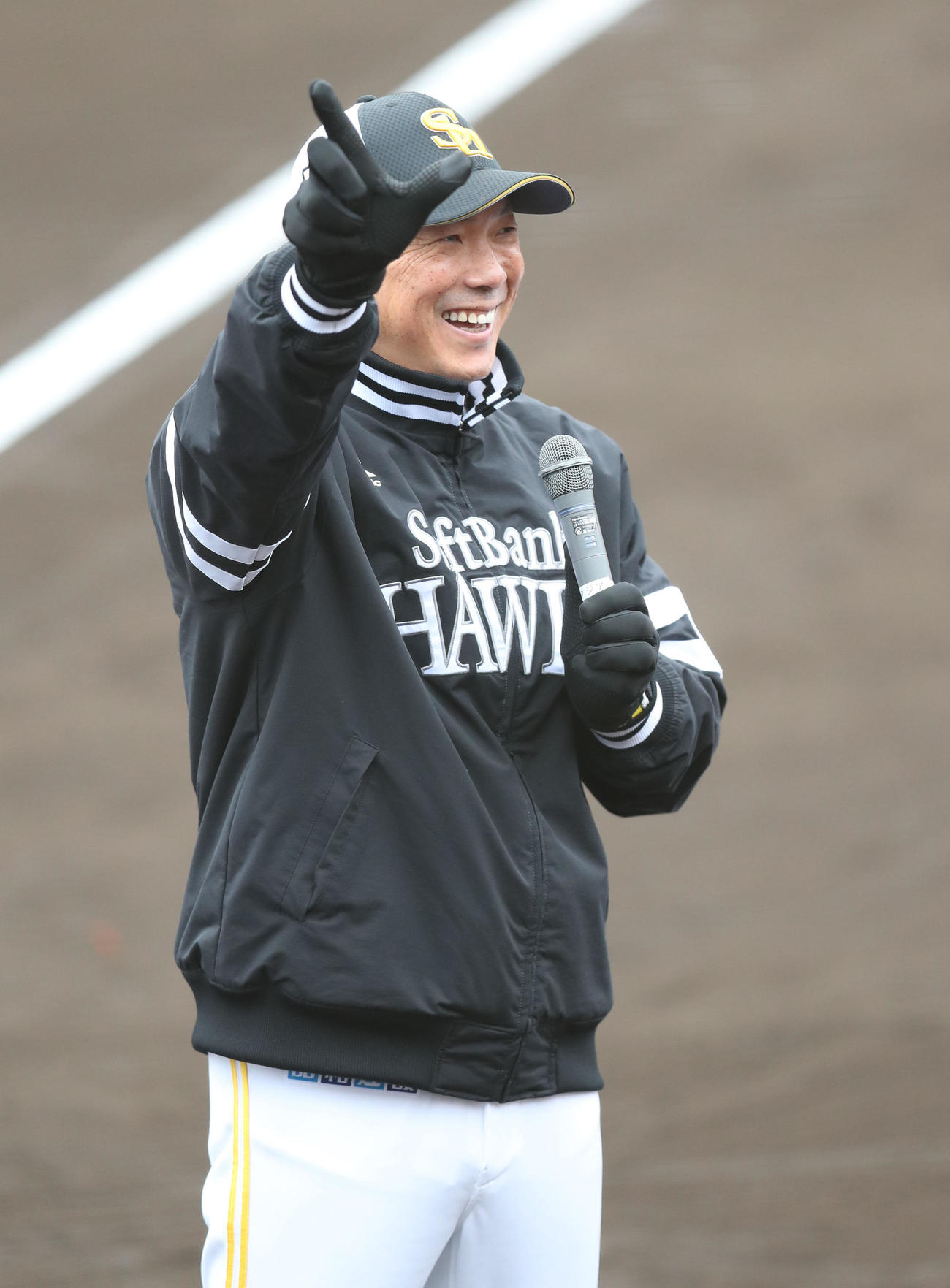 セレモニーでファンの声援に笑顔を見せる小久保監督（撮影・梅根麻紀）