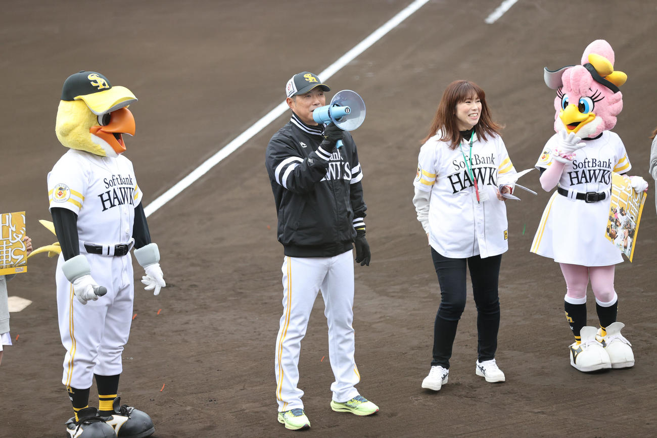 セレモニーでファンの声援に笑顔を見せる小久保監督（撮影・梅根麻紀）