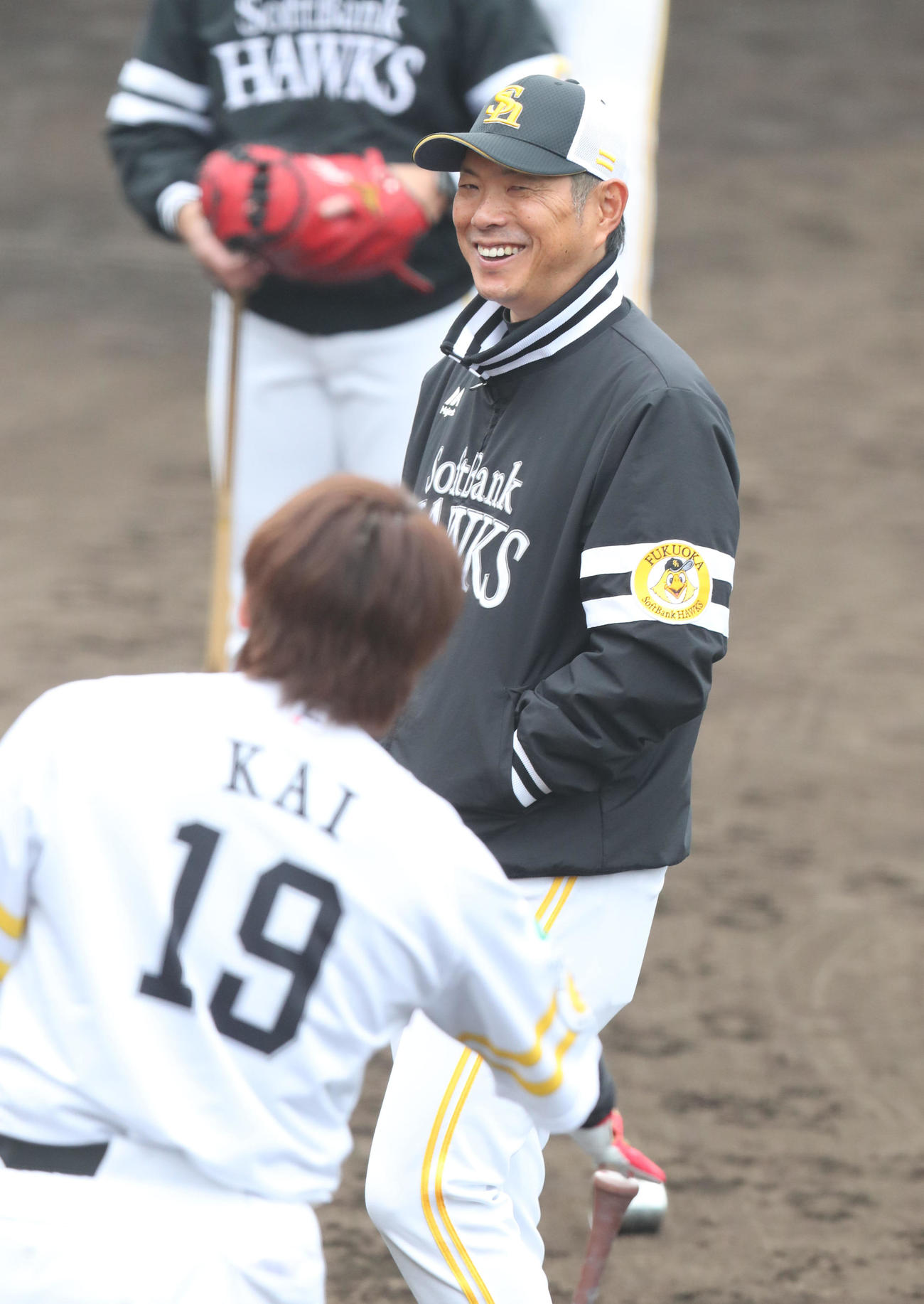打撃練習をするナインを見る小久保監、手前は甲斐（撮影・梅根麻紀）