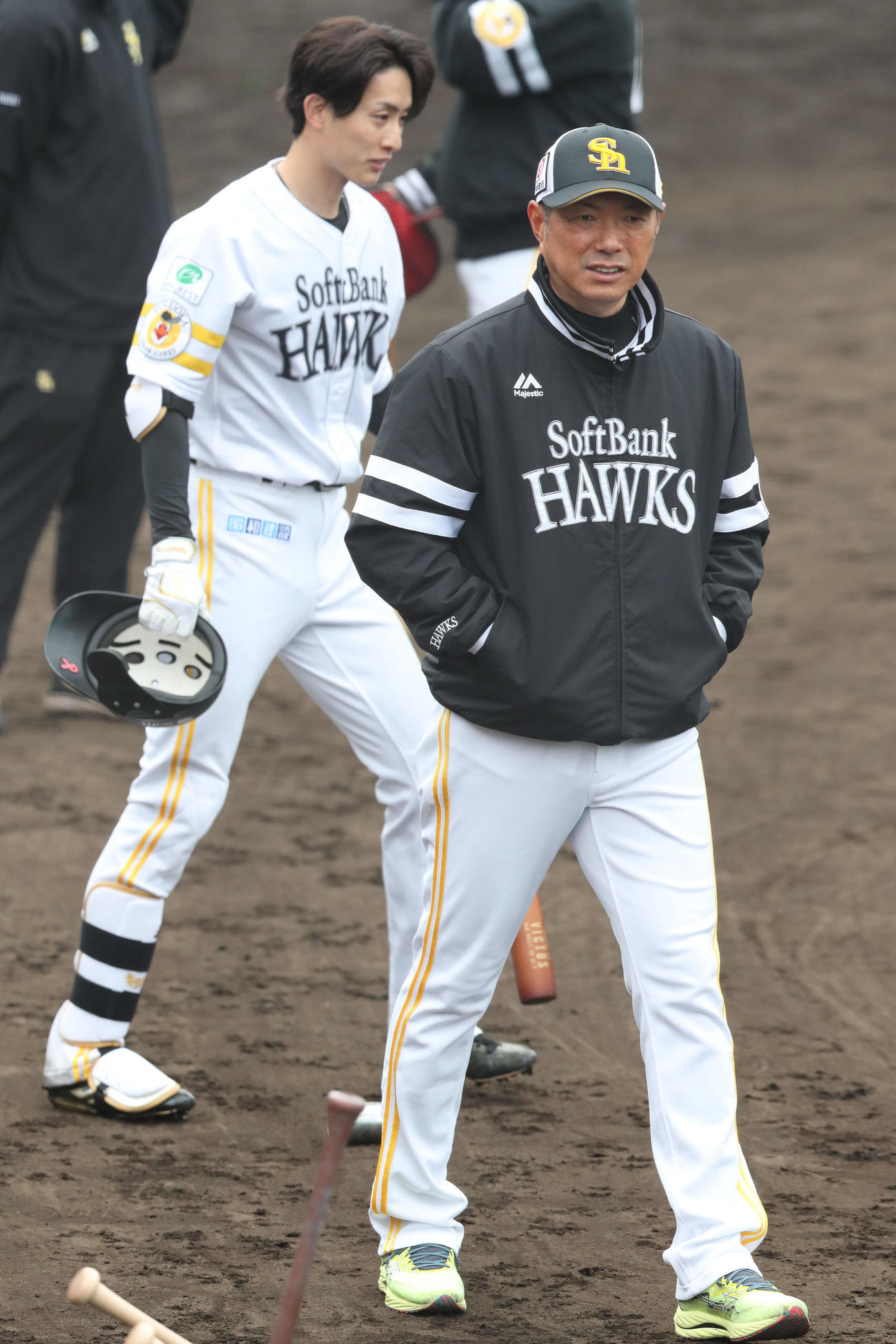 打撃練習をするナインを見る小久保監督（撮影・梅根麻紀）