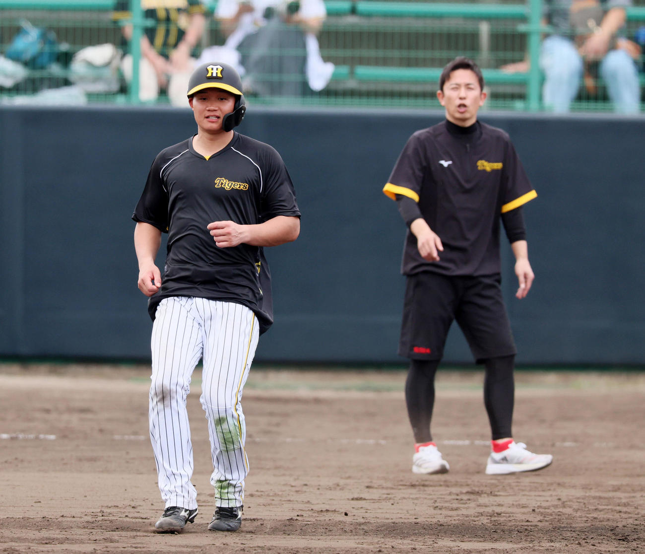 赤星臨時コーチ（右）のアドバイスを受け走塁練習する森下（撮影・加藤哉）