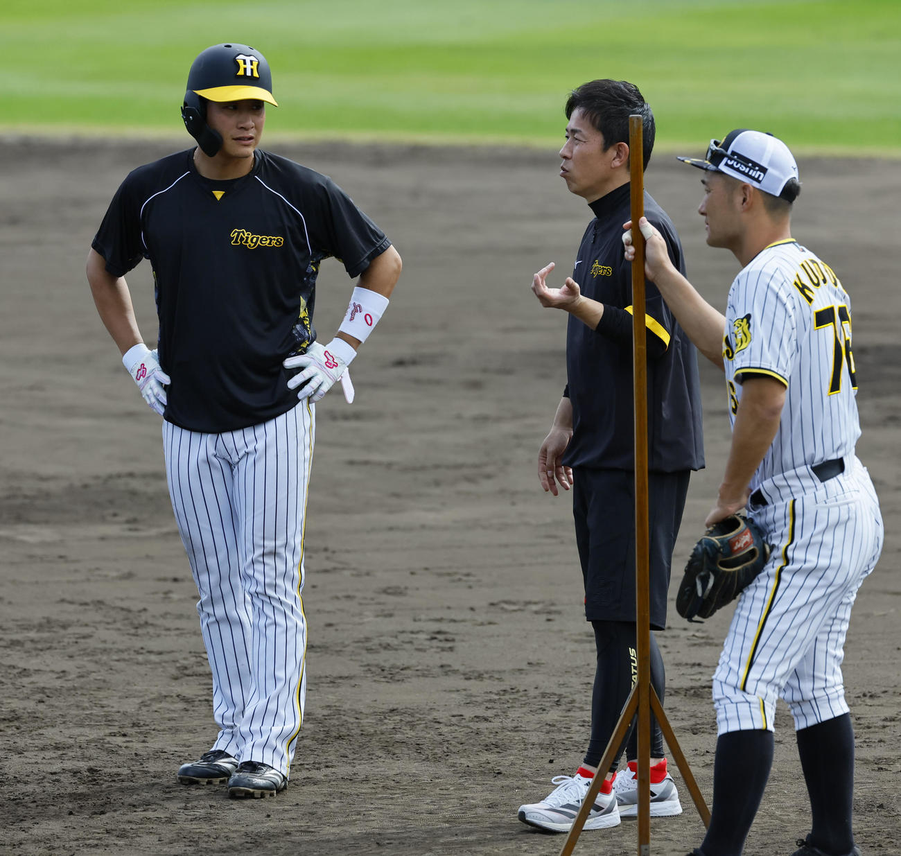 赤星臨時コーチと話をする木浪（左）（撮影・藤尾明華）