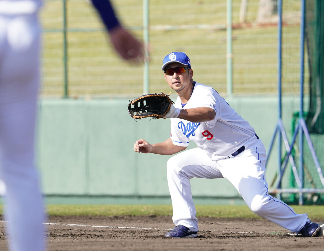 投内連係で一塁守備に入る中島（撮影・森本幸一）