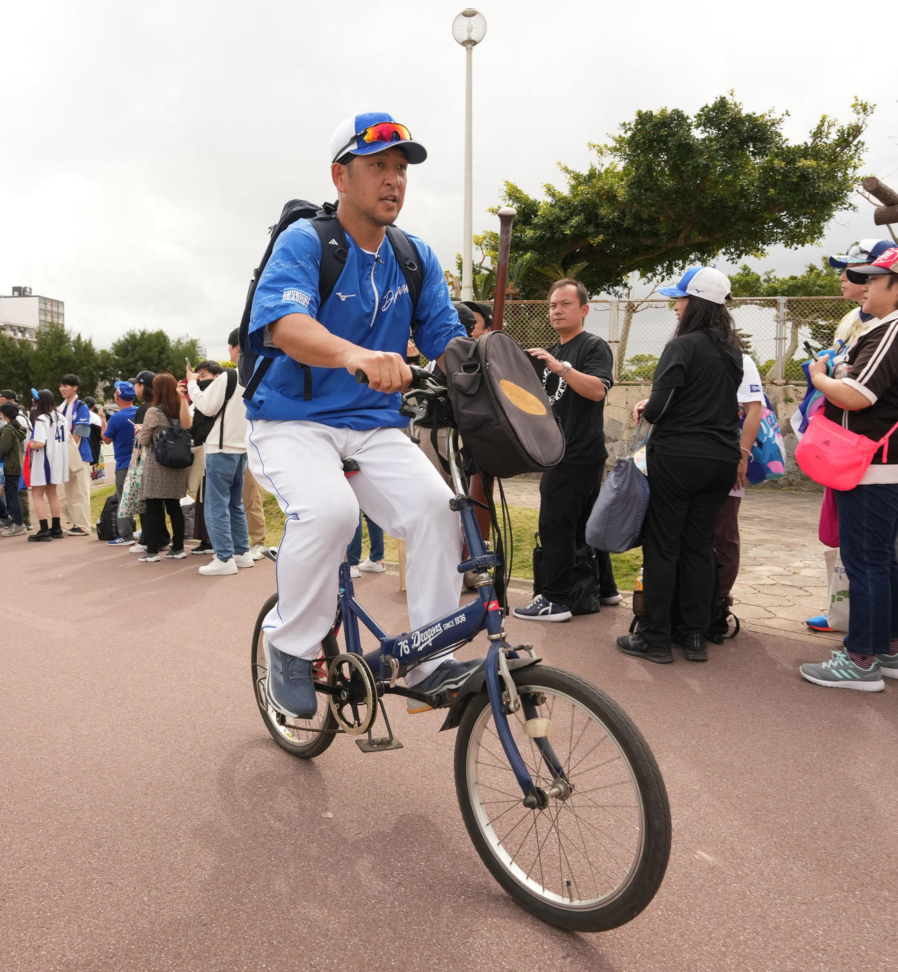 打撃練習を終え自転車で屋内運動場を後にする中島（撮影・森本幸一）
