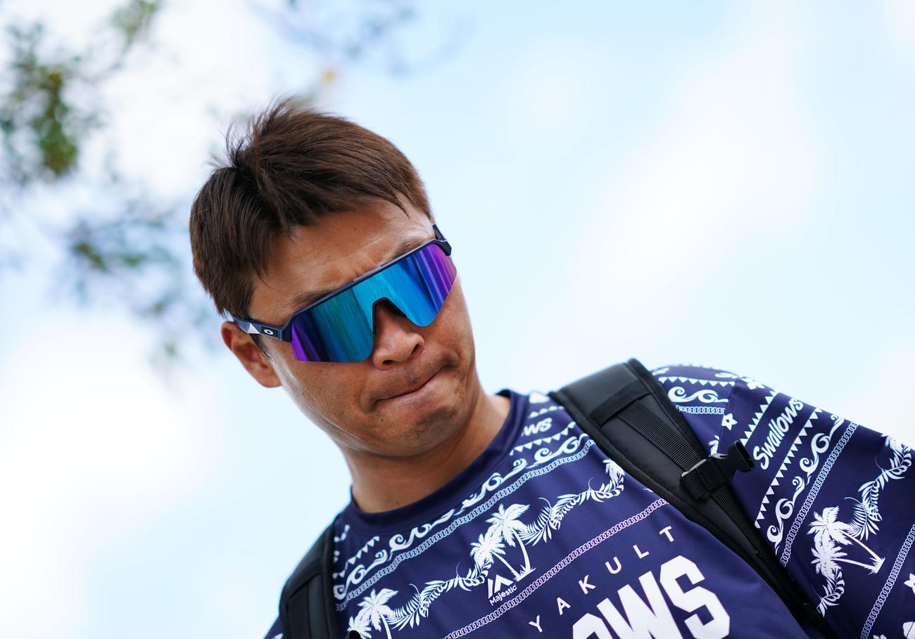 練習を終え引き揚げるヤクルト青木（撮影・横山健太）