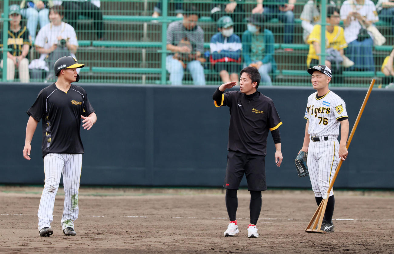 走塁練習で赤星臨時コーチからアドバイスを受ける森下。右は工藤コーチ（撮影・加藤哉）