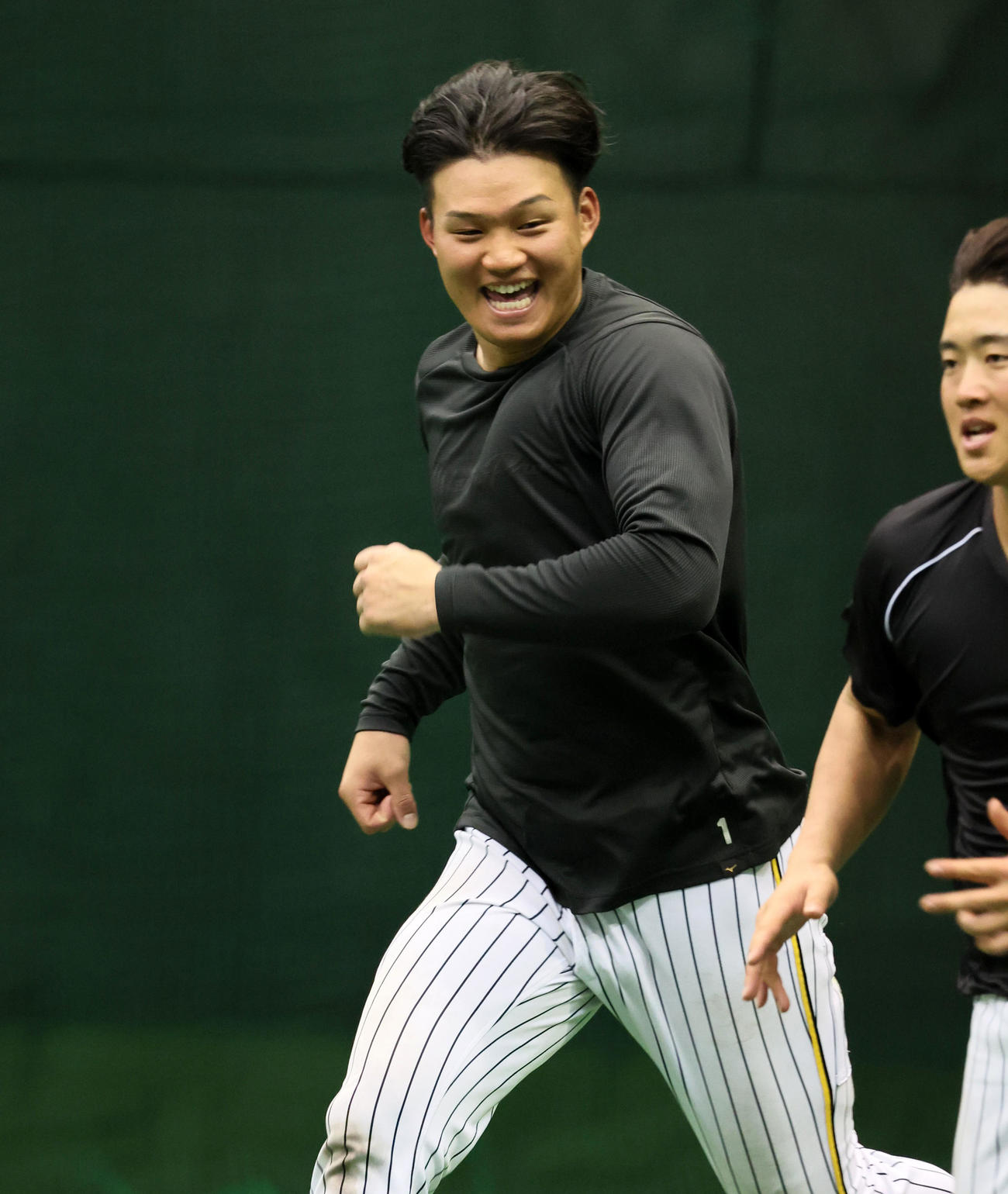ドーム内でダッシュする森下（撮影・加藤哉）