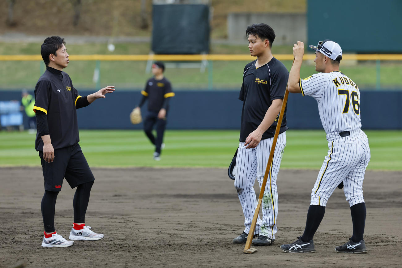 赤星臨時コーチ（左）に指導を受ける森下（中央）（撮影・藤尾明華）