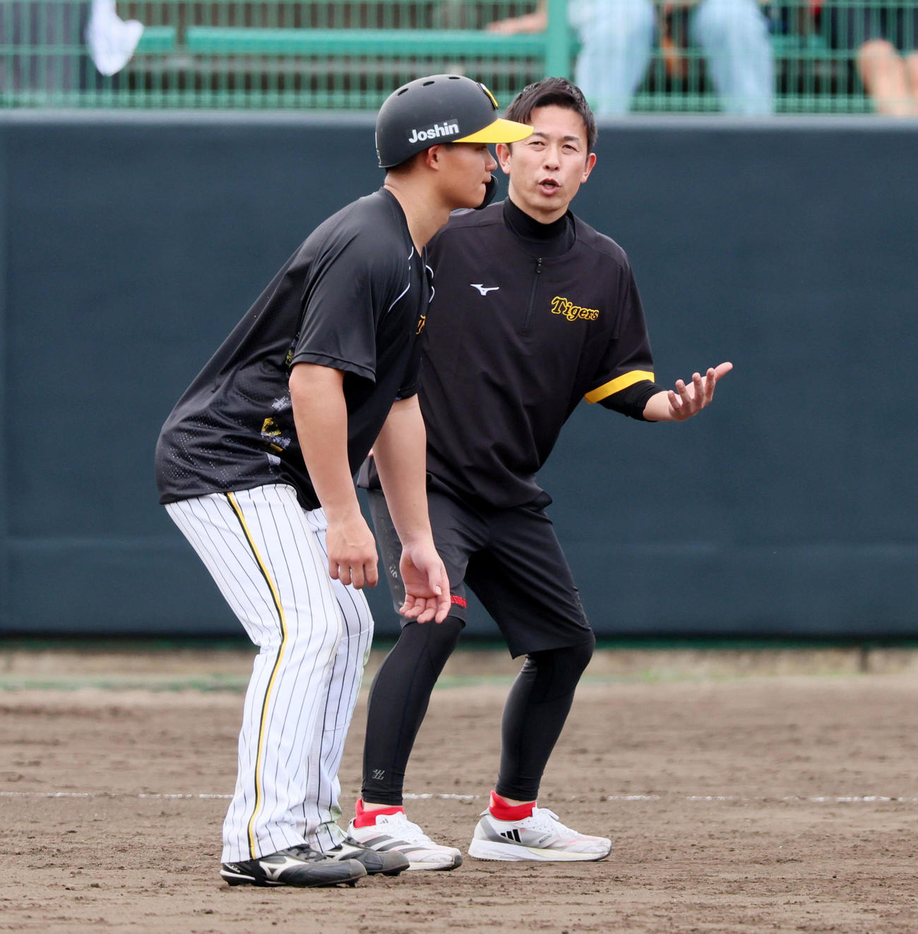 走塁練習を行う森下の姿勢を確認する赤星臨時コーチ（撮影・加藤哉）