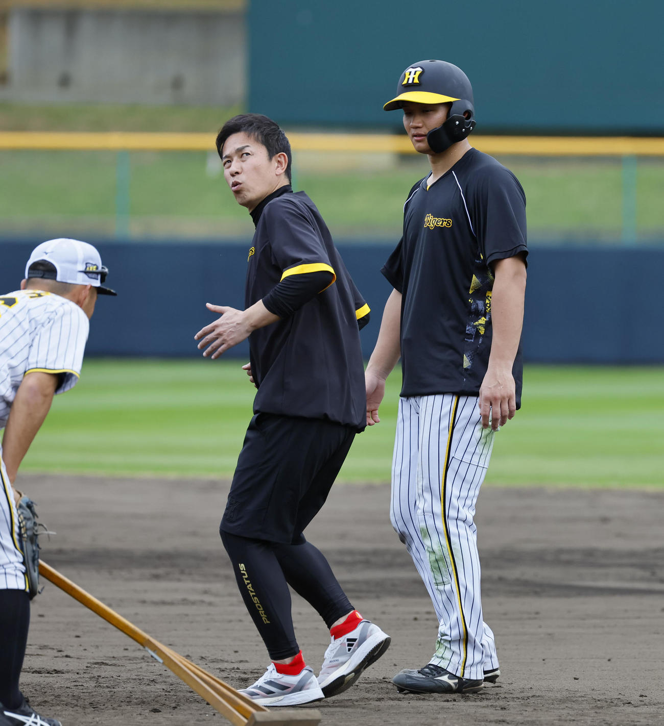 赤星臨時コーチの指導を受ける森下（右）（撮影・藤尾明華）