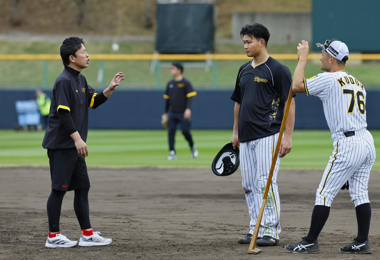 赤星臨時コーチの指導を受ける森下（右）（撮影・藤尾明華）