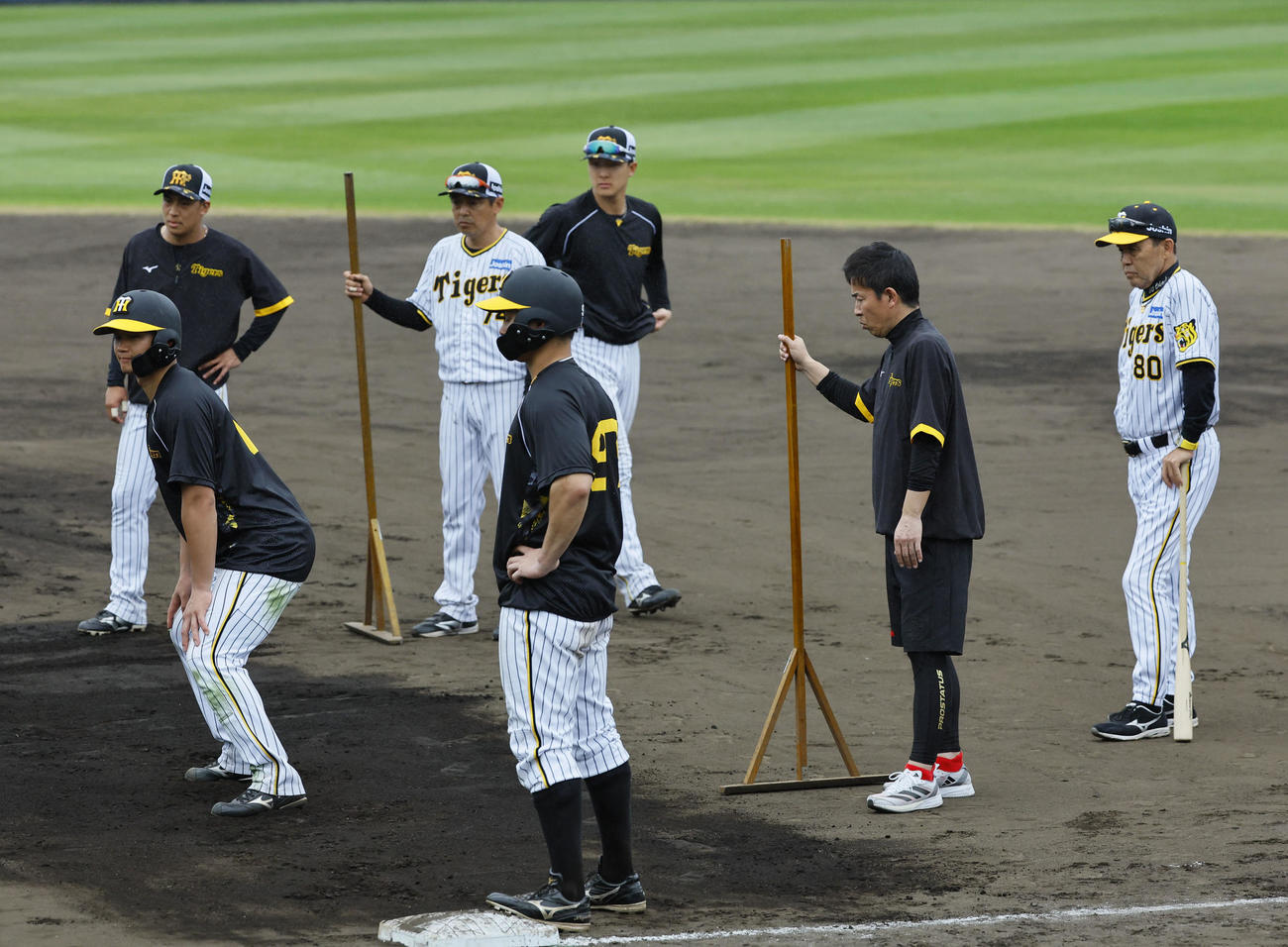 岡田監督（右端）と赤星臨時コーチ（右から2人目）が見つめる中、走塁練習をする森下（左端）（撮影・藤尾明華）