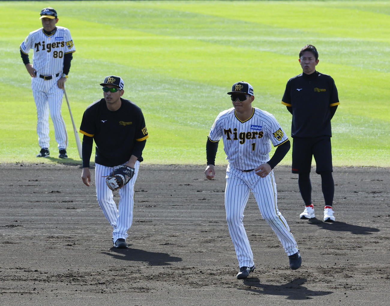 岡田監督（後方左）と赤星臨時コーチ（同右）が見つめる中、走塁練習をする森下（手前右）（撮影・藤尾明華）