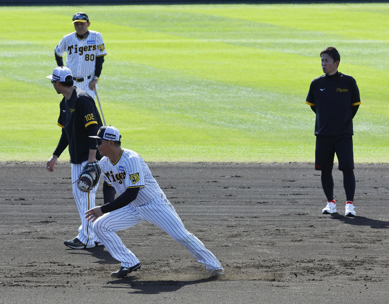 岡田監督（奥）と赤星臨時コーチ（右端）が見つめる中、走塁練習をする森下（手前）（撮影・藤尾明華）