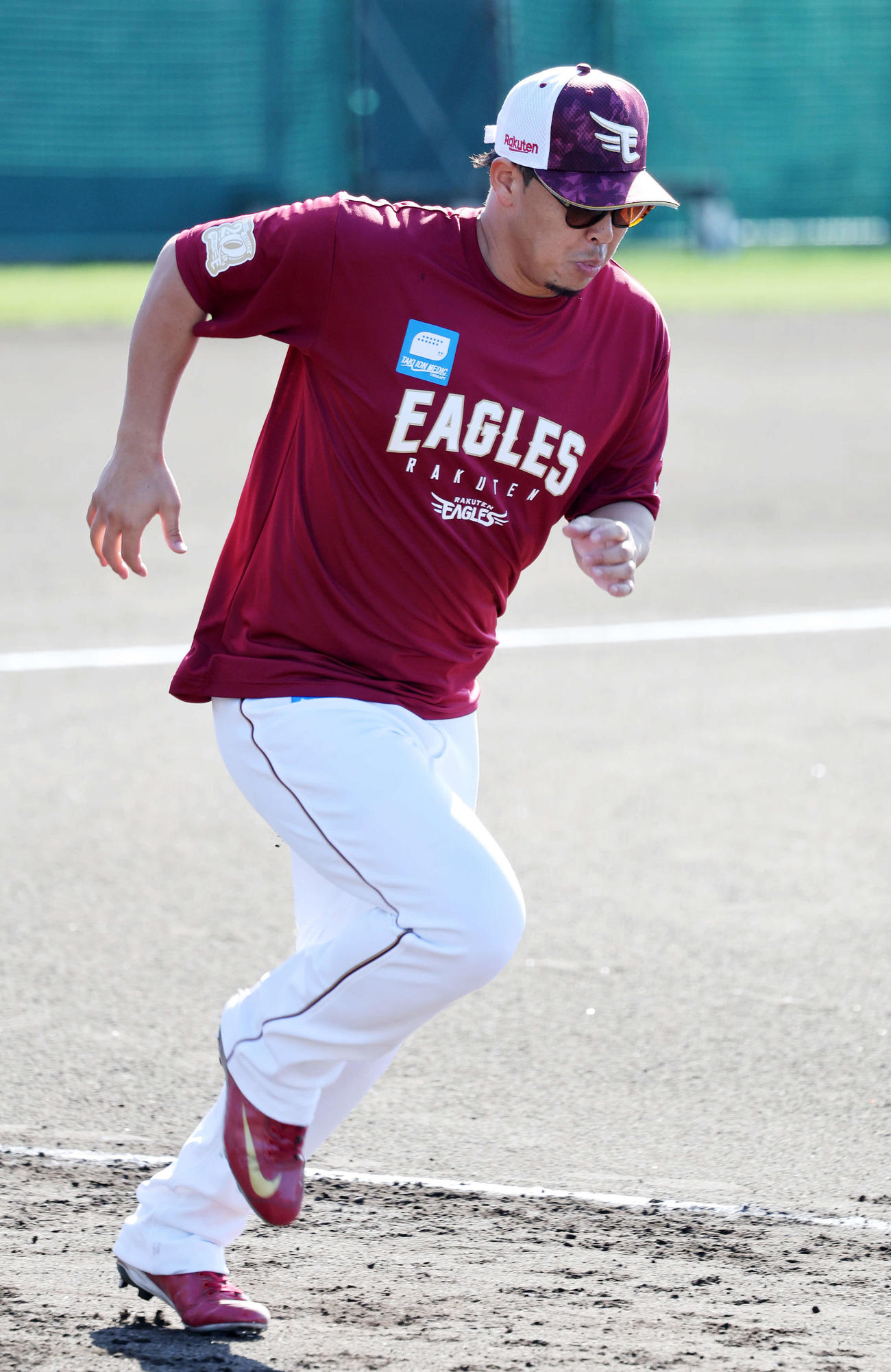 ベースランニングする楽天浅村（撮影・鈴木正人）