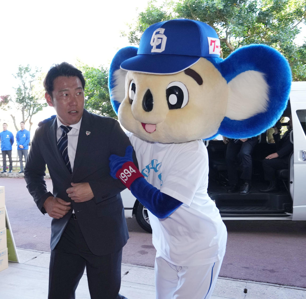 これは偶然なのか、必然なのか…。中日ドラゴンズのキャンプ視察に訪れた侍ジャパン井端弘和監督を、正面入り口前で出迎える形となったドアラ。旧交を深めつつ密かに侍ジャパンへの招集をお願いしたりして・・・（撮影・森本幸一）