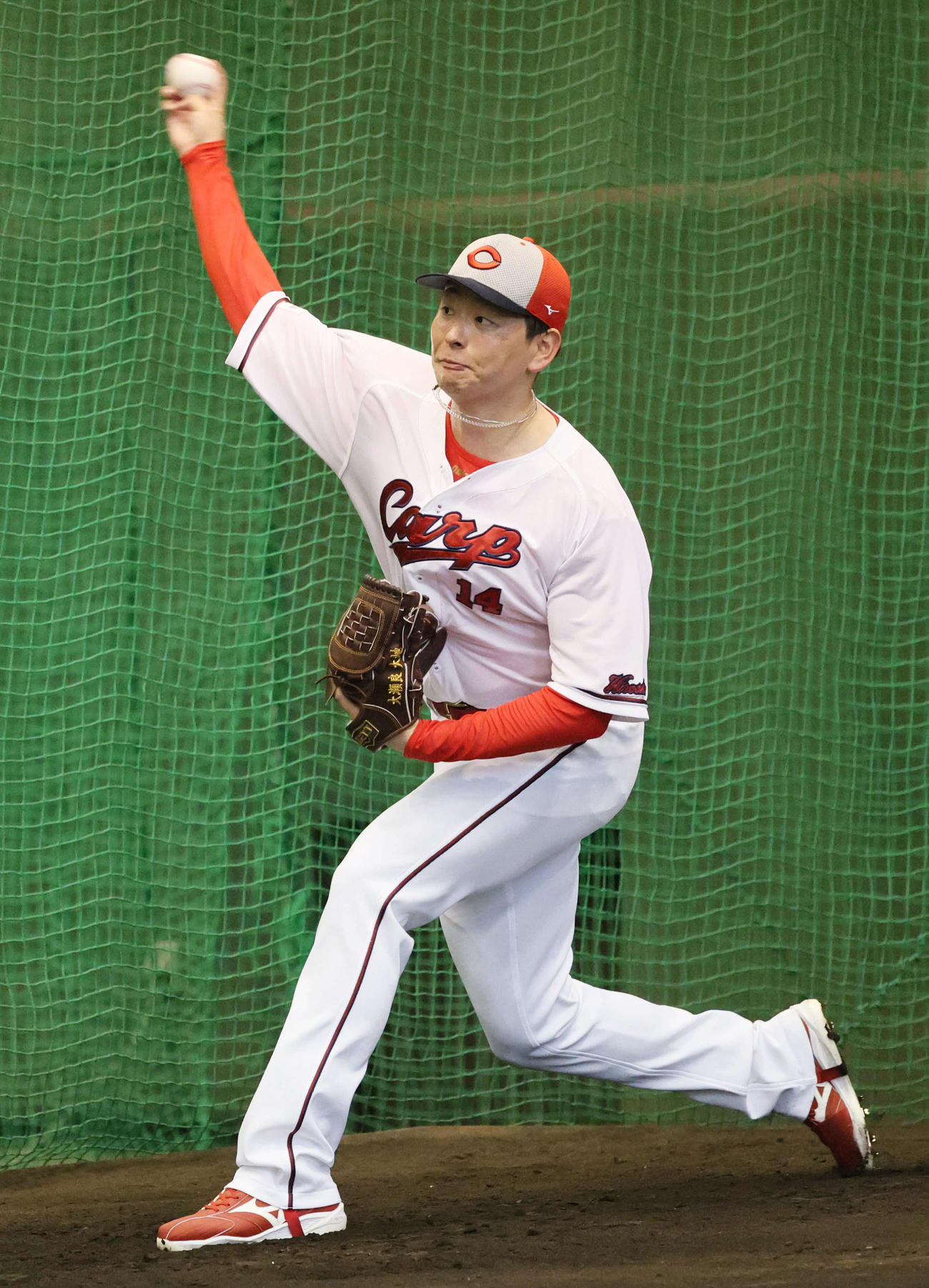 捕手は立たせたままだが、ブルペン入りし、投球する広島大瀬良（撮影・加藤孝規）