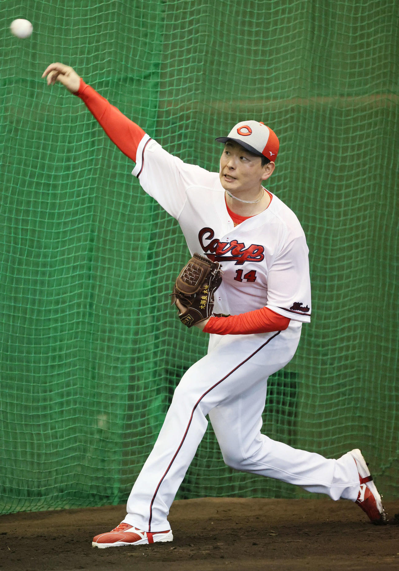 捕手は立たせたままだが、ブルペン入りし、投球する広島大瀬良（撮影・加藤孝規）