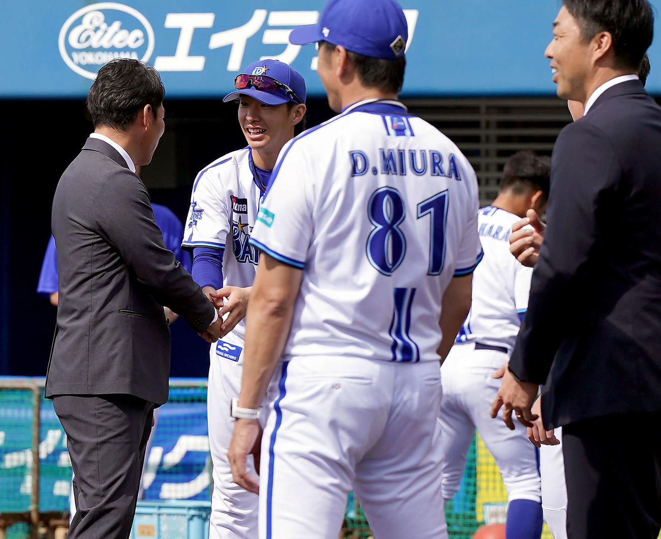 視察に訪れた侍ジャパン井端監督（左）と握手を交わすDeNAドラフト1位の度会（撮影・たえ見朱実）